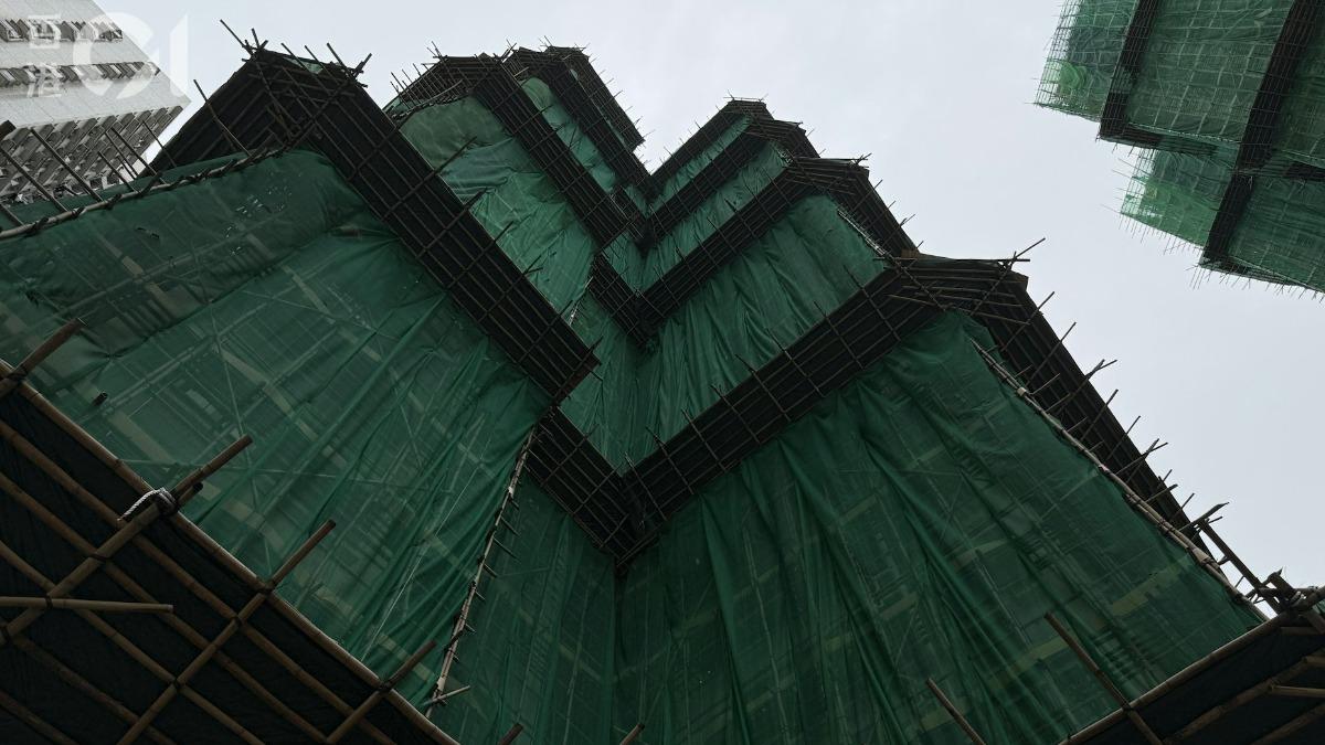 香港大火／安基苑維修同一顧問　承建商拒拆棚網