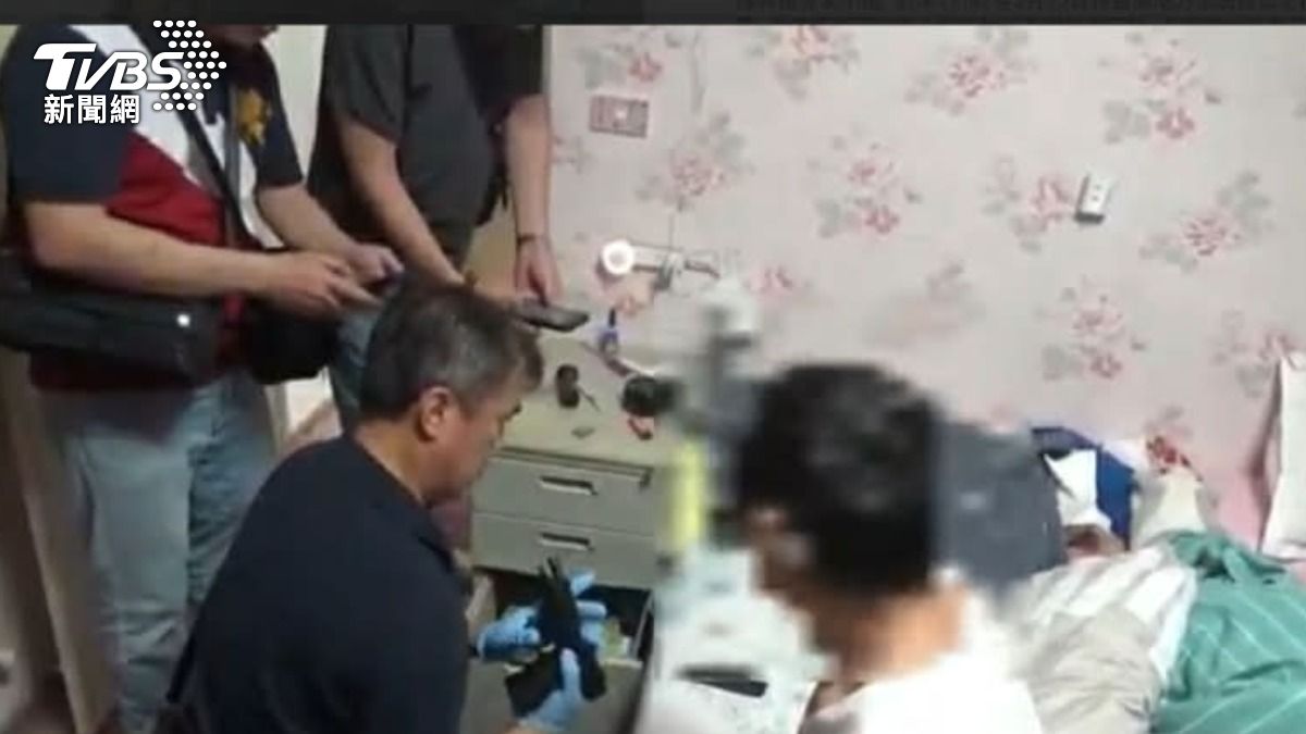 臥室暗藏改造手槍！裝潢工販毒賣槍　海巡突襲「床頭藏凶器」