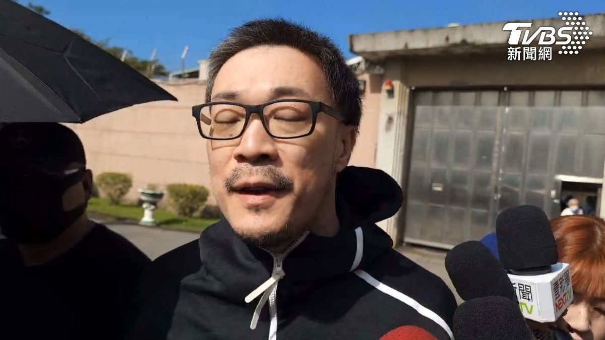 快訊／強吻鍾沛君　朱學恒今出獄「滿臉鬍渣」鞠躬：各位費心了