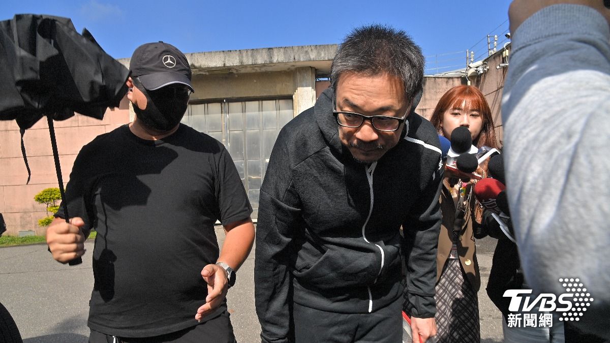 朱學恒出獄鞠躬。(圖/胡瑞麒攝) 圖/朱學恒出獄鞠躬。(TVBS 提供)