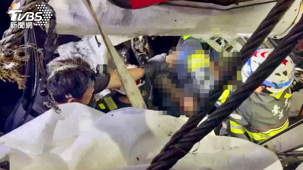 太冤！業者搶先上工遇死劫　漁港吊車翻覆慘困11小時