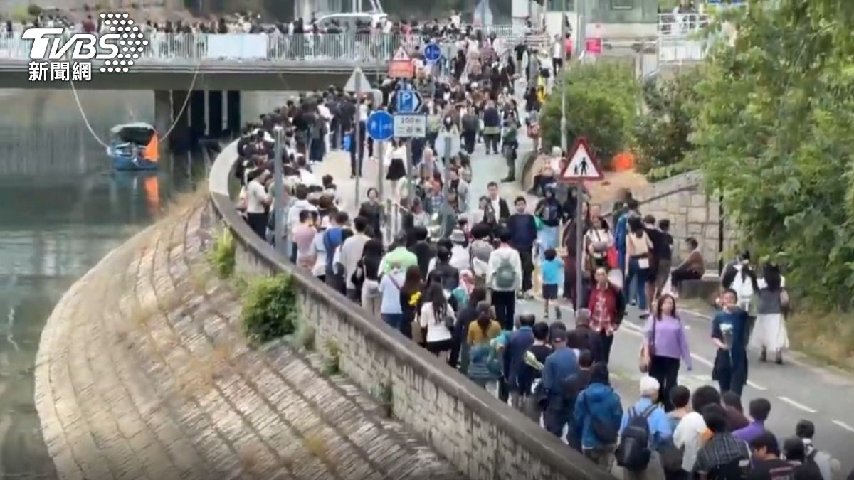 這把火凝聚香港！　逾萬港人齊聚宏福苑　追悼人龍逼近2公里