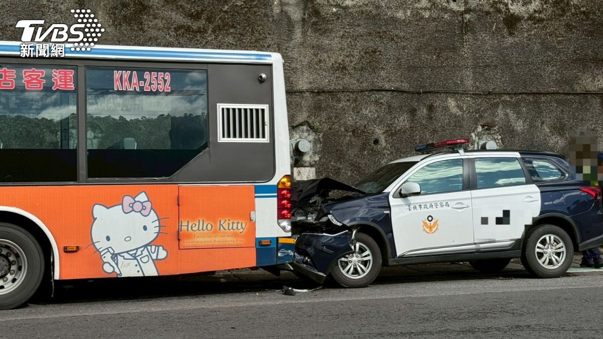 快訊/新北驚傳警車追撞公車!員警疑恍神釀禍 車頭撞爛畫面曝
