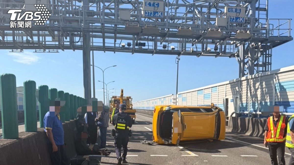 快訊／國1漁港高架事故！聯結車撞翻小黃　駕駛+3乘客送醫