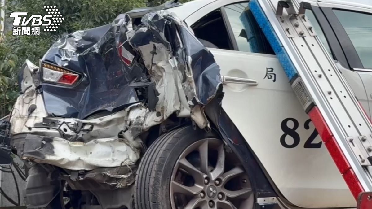 撞擊瞬間曝！台68線大貨車猛撞警車　「車尾擠扁」2警腦震盪
