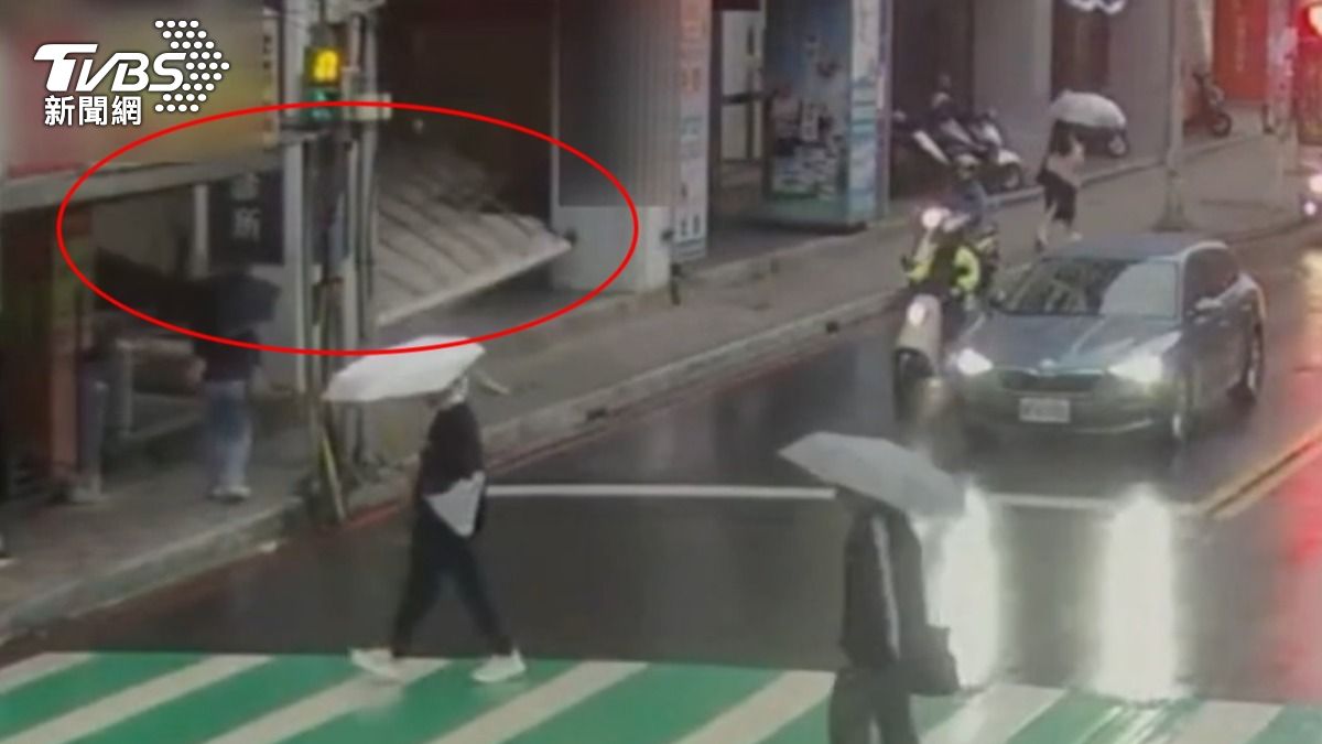 監視器曝光!天花板突崩塌 家長牽童「差幾步就砸中」