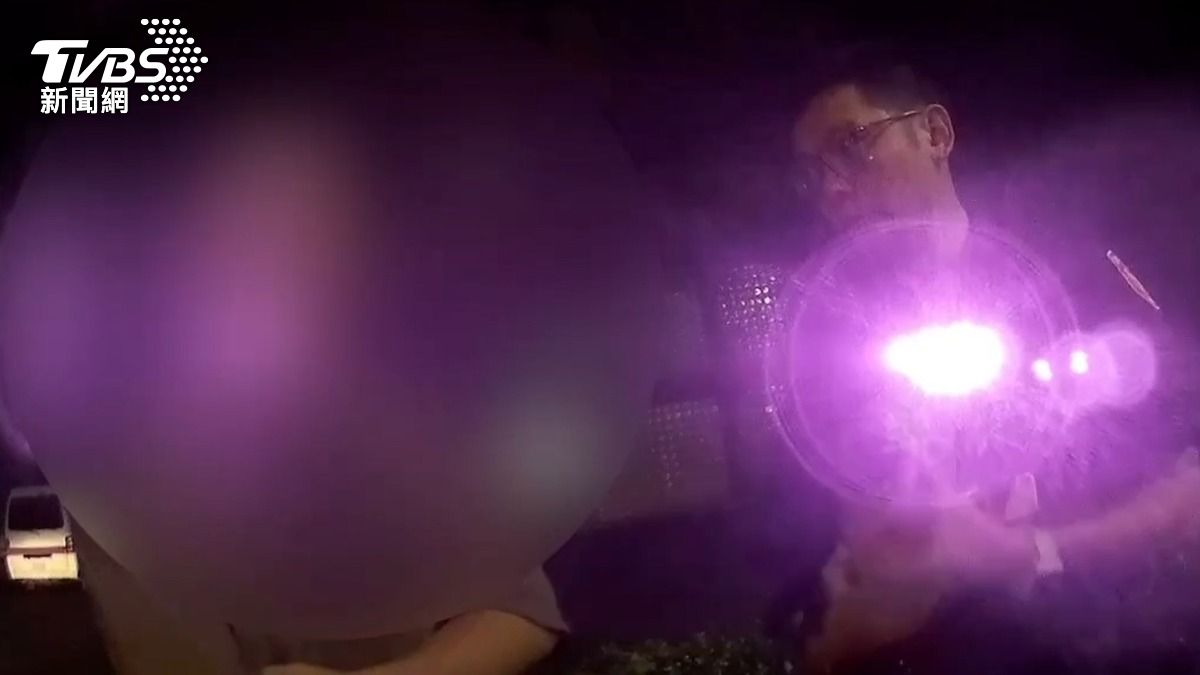 獨/不滿慢跑被擋路! 男拍打違停車、比中指