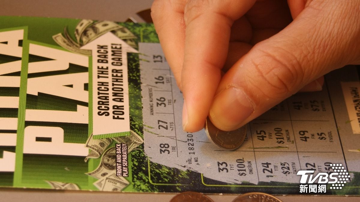 撿別人不要的刮刮樂竟中頭獎！美男一刮樂中3100萬