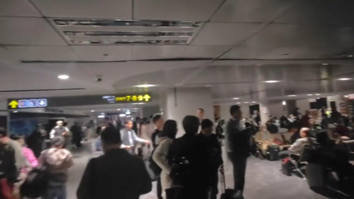 松山機場停電逾1hr！　旅客：摸黑如廁、扛行李爬樓梯
