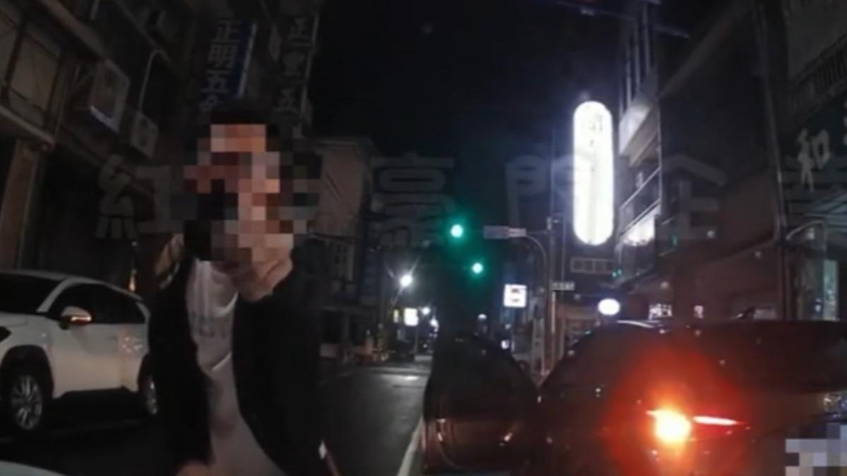 驚悚！不滿違停被按喇叭　竹東男竟「亮槍恐嚇」叫囂