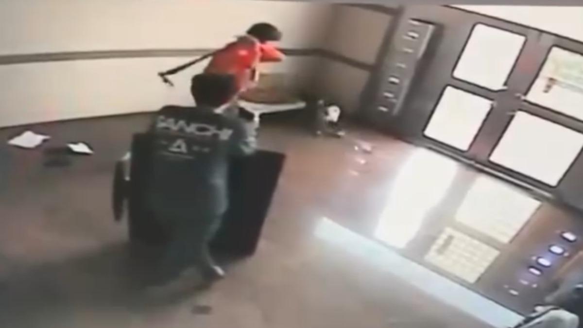 臨時工操金屬棒毒打家犬！米克斯「牙斷噴血」　PChome道歉了