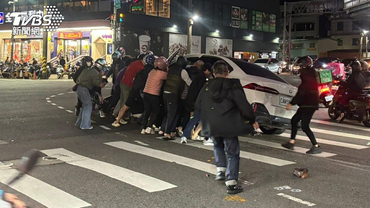 新竹BMW疑踩錯油門衝撞4機車 「10多人徒手抬車」熱血救援畫面曝