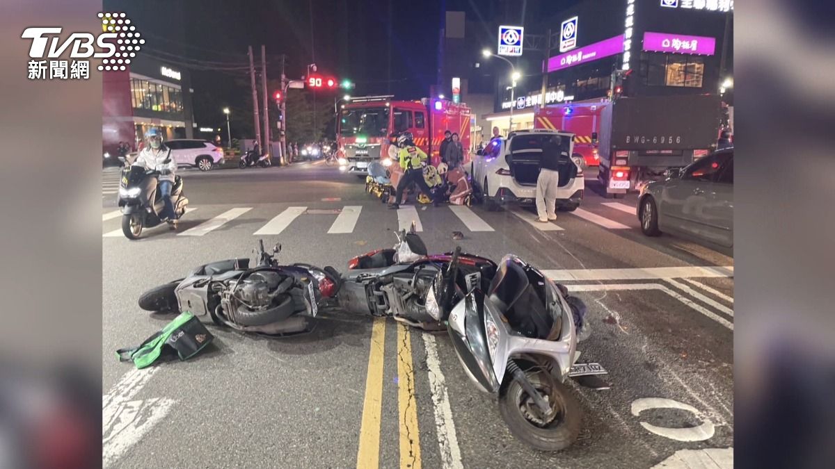 新竹轎車紅燈突暴衝！4機車像「保齡球瓶」遭撞倒 　5人傷