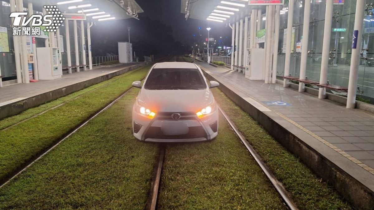 高雄7旬嬤開進輕軌！「車輪陷草皮」列車大延誤　最重恐罰20萬