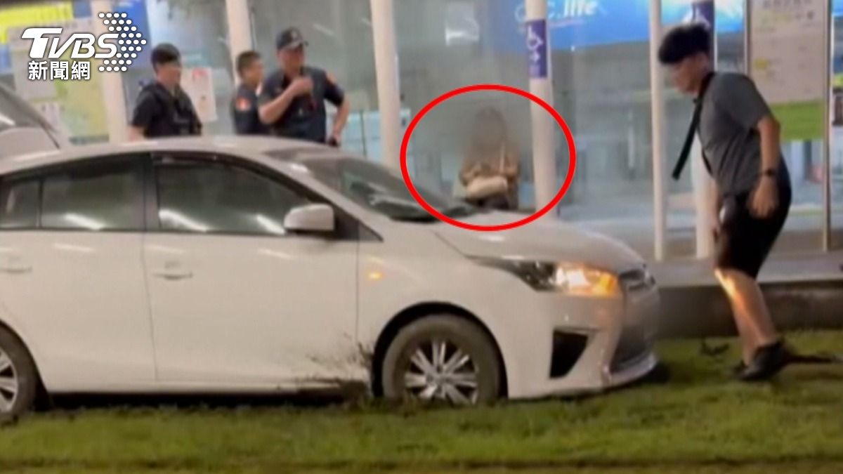 把轎車當輕軌?7旬婦開車誤闖 竟沿軌道「狂開7百公尺」