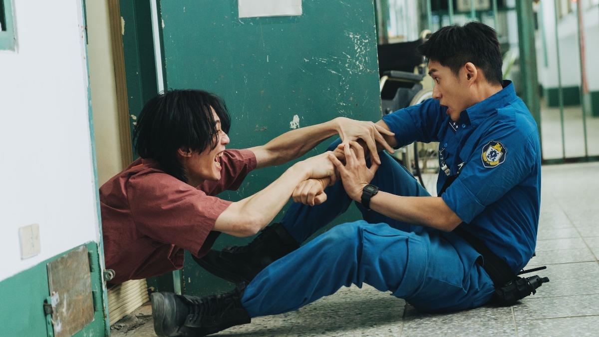 李英宏入獄「抓狂撞牆」畫面失控 施名帥即興台詞笑翻全場