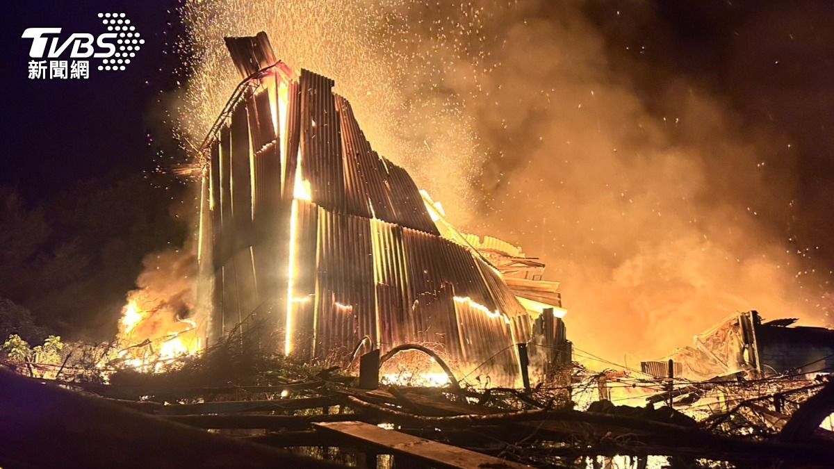 台中果園鐵皮屋深夜火災！烈焰、黑煙竄天　恐怖火燒影像曝