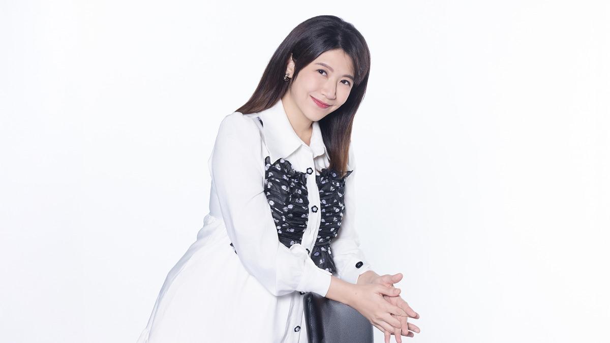 美女主播「同框女兒」亮相!挺巨肚播報遭嫌胖 鐵粉跳出護航