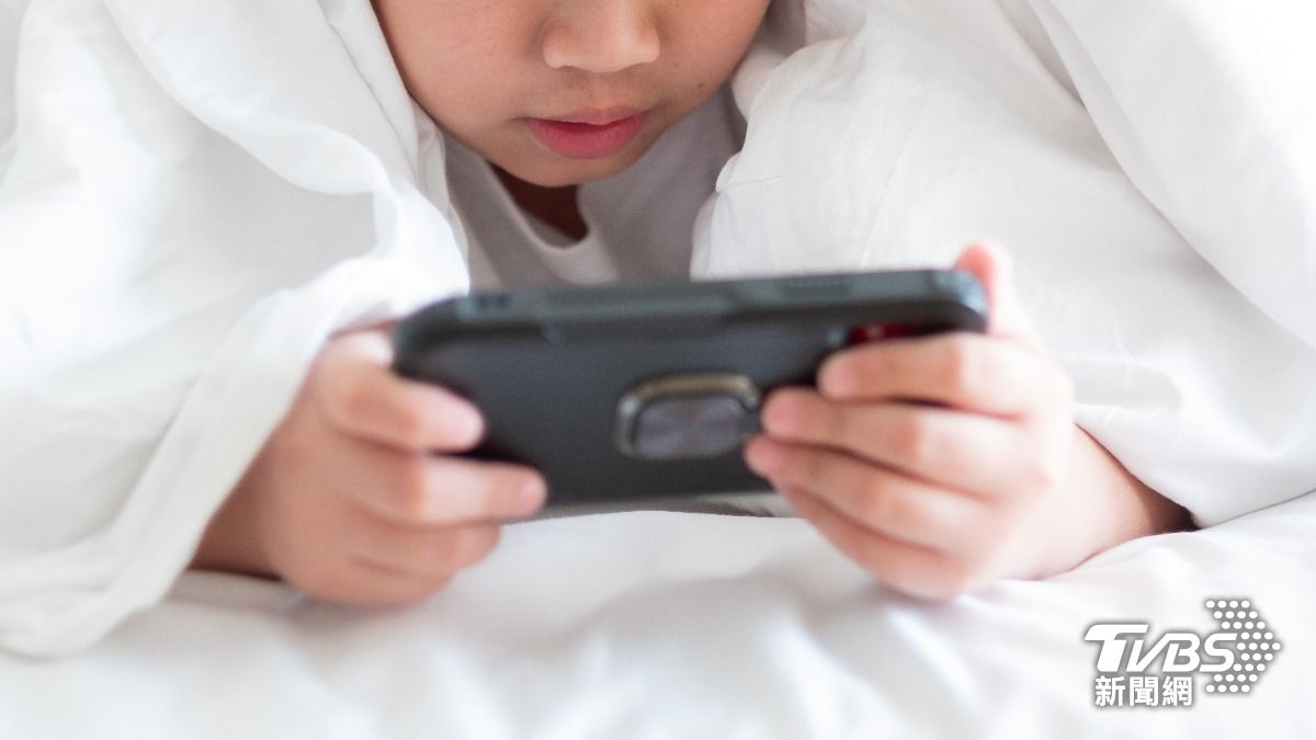 「12歲前擁有智慧型手機」傷身心！　美研究：恐致憂鬱症、肥胖