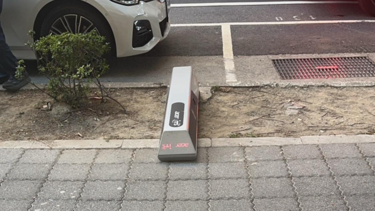 太「扯」！台南55歲男情緒失控拔斷「15萬智慧停車柱」緊急送醫