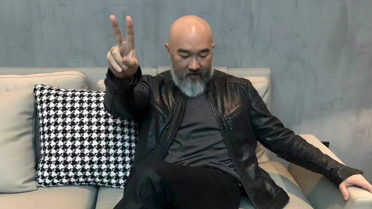 辛龍喪妻5年宣布回歸！露面「真實樣貌」曝光　比YA喊話見面