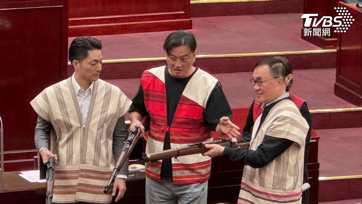 蔣萬安、李四川議會「亮槍射山豬」　議員喊：警察局長把他們帶走