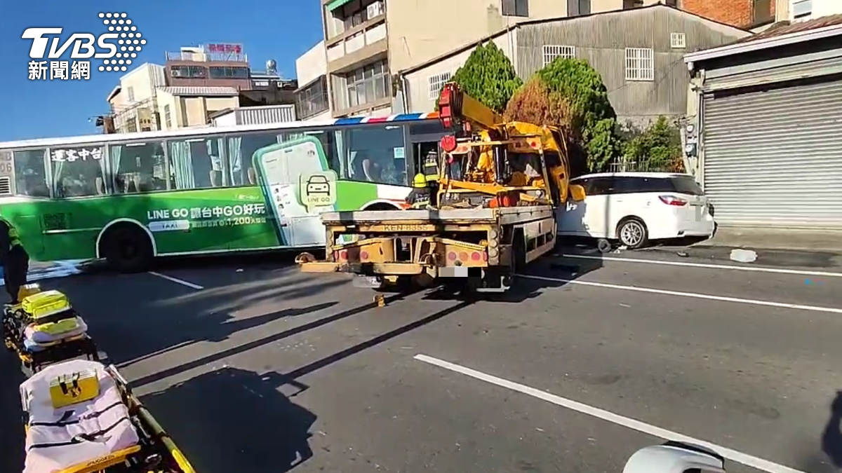 快訊／台中公車爆胎暴衝！飛越分隔島撞拖吊車　駕駛受困釀3傷