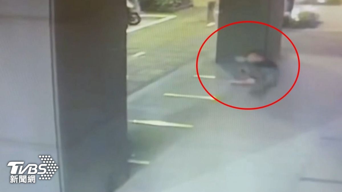 女裝電商霸主搭UBER爆衝突　運將「驗傷完又遭毆」畫面曝光