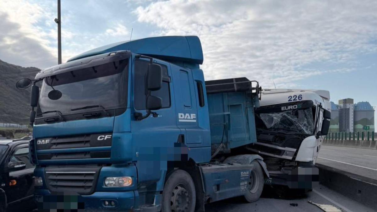 林口台15線砂石車、聯結車碰撞「駕駛一度受困」　北上交通中斷