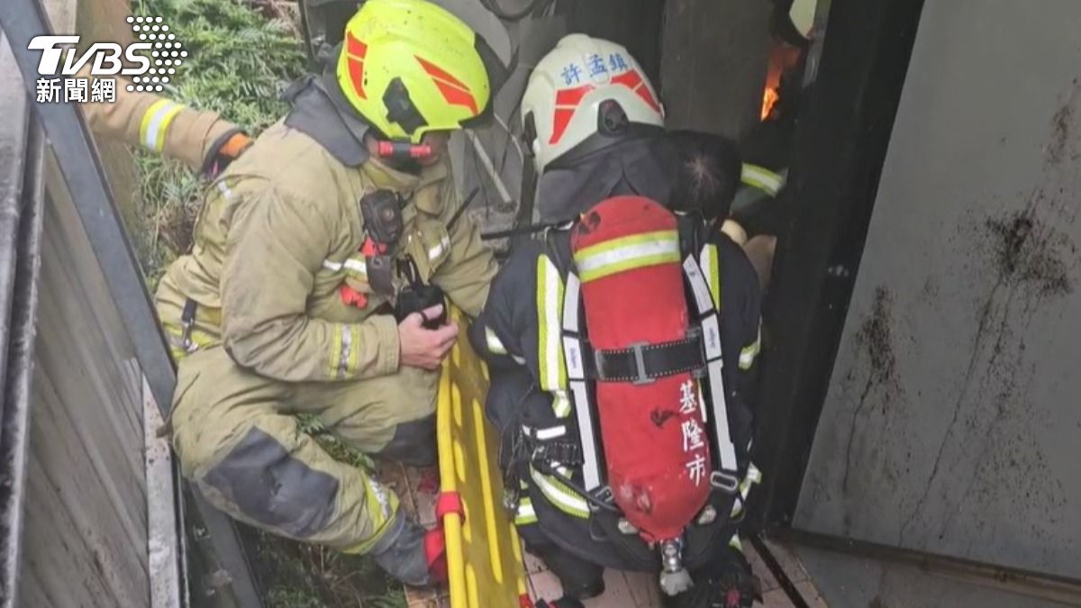 基隆「山坡宅」火警!消防破門救中風翁 水線拉數百公尺