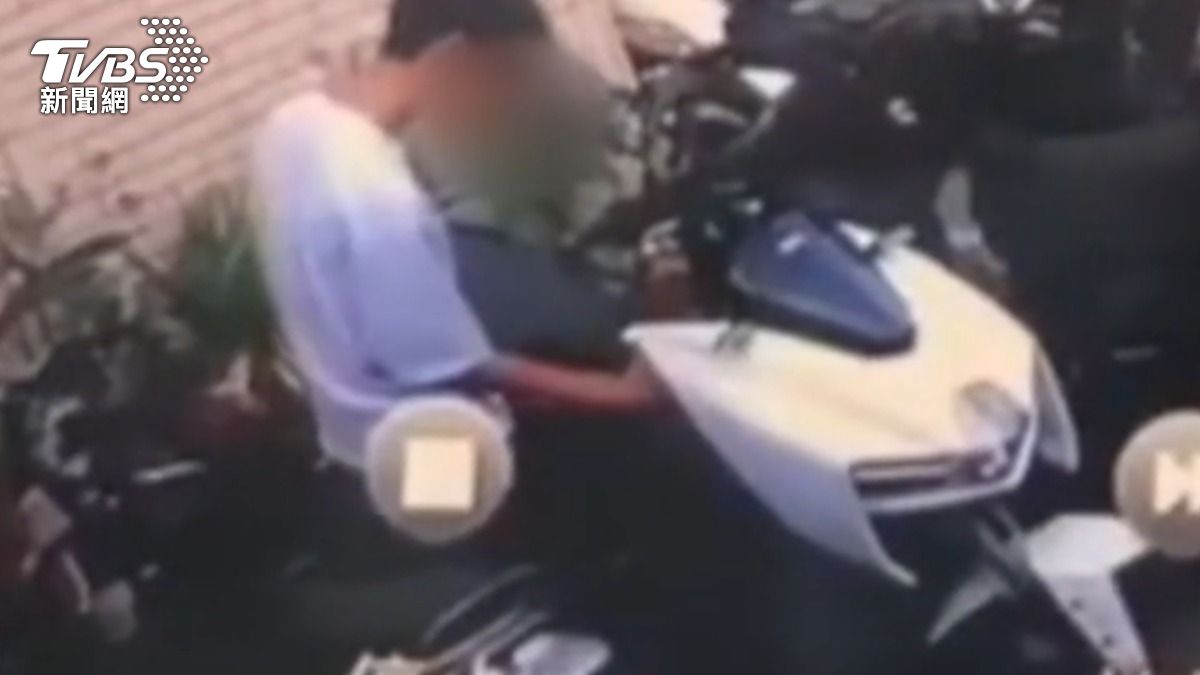 獨／「邊走邊抽菸」遭勸　大學生買快乾　毀機車鑰匙孔