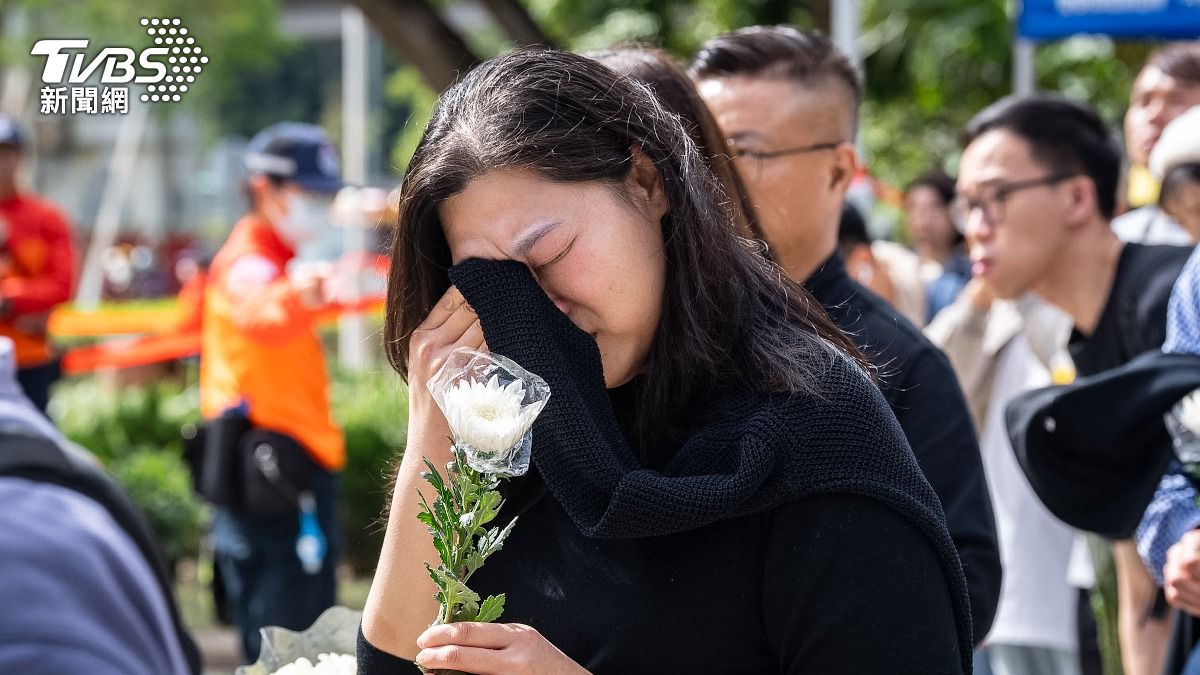 港大火頭七悼念 港府設委員會徹查 卻叫停志工救災