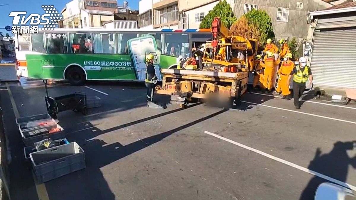 公車衝撞拖吊車成三明治！駕駛上半身探出車外　18歲男乘客嚇壞