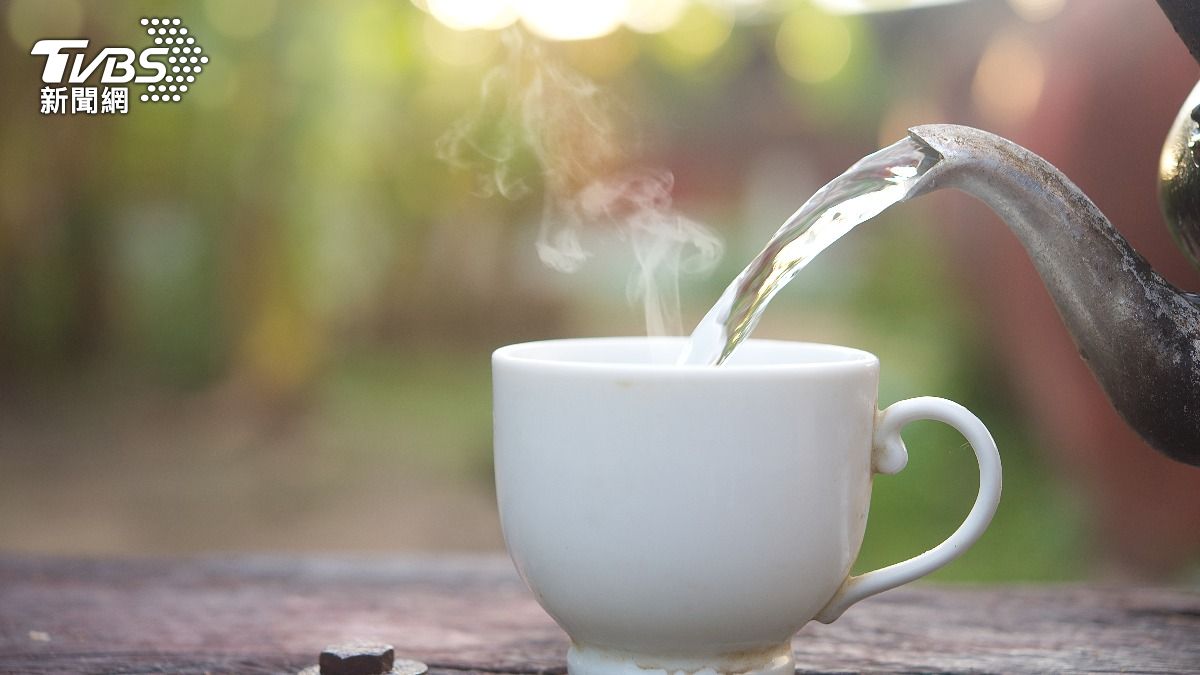 喝熱水≠一定健康！長期喝「這溫度」飲料　恐罹食道癌