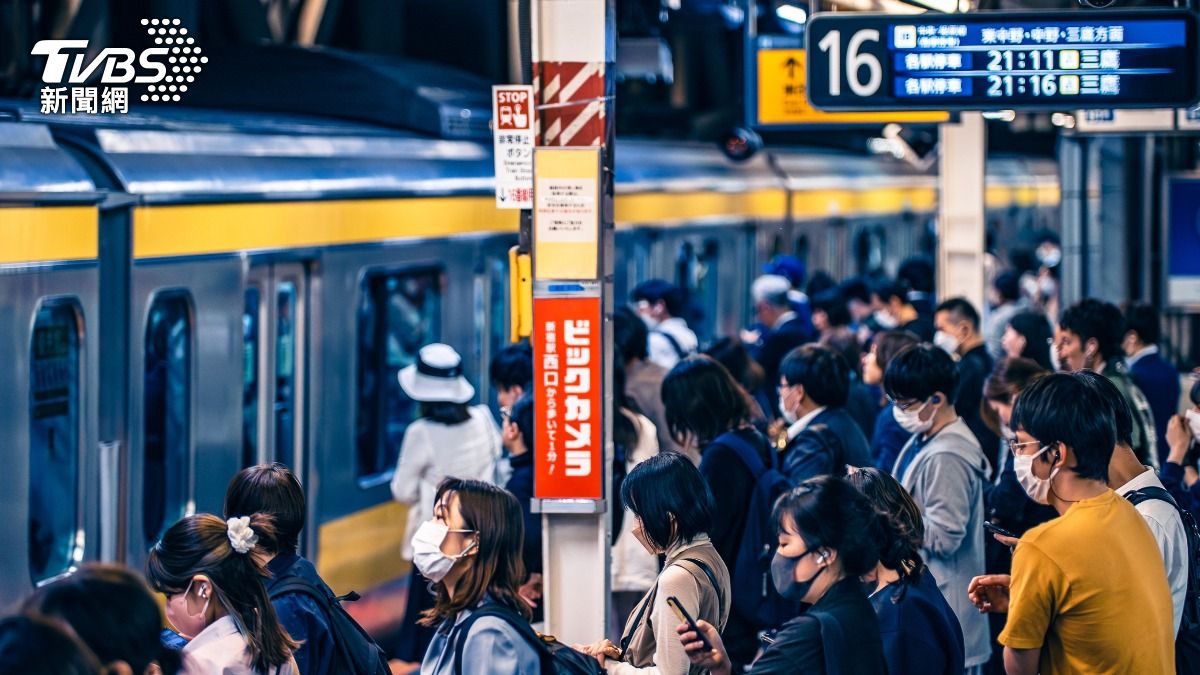 4台灣大媽電車上「活力十足」被當陸客！日人見徽章秒改口：好可愛