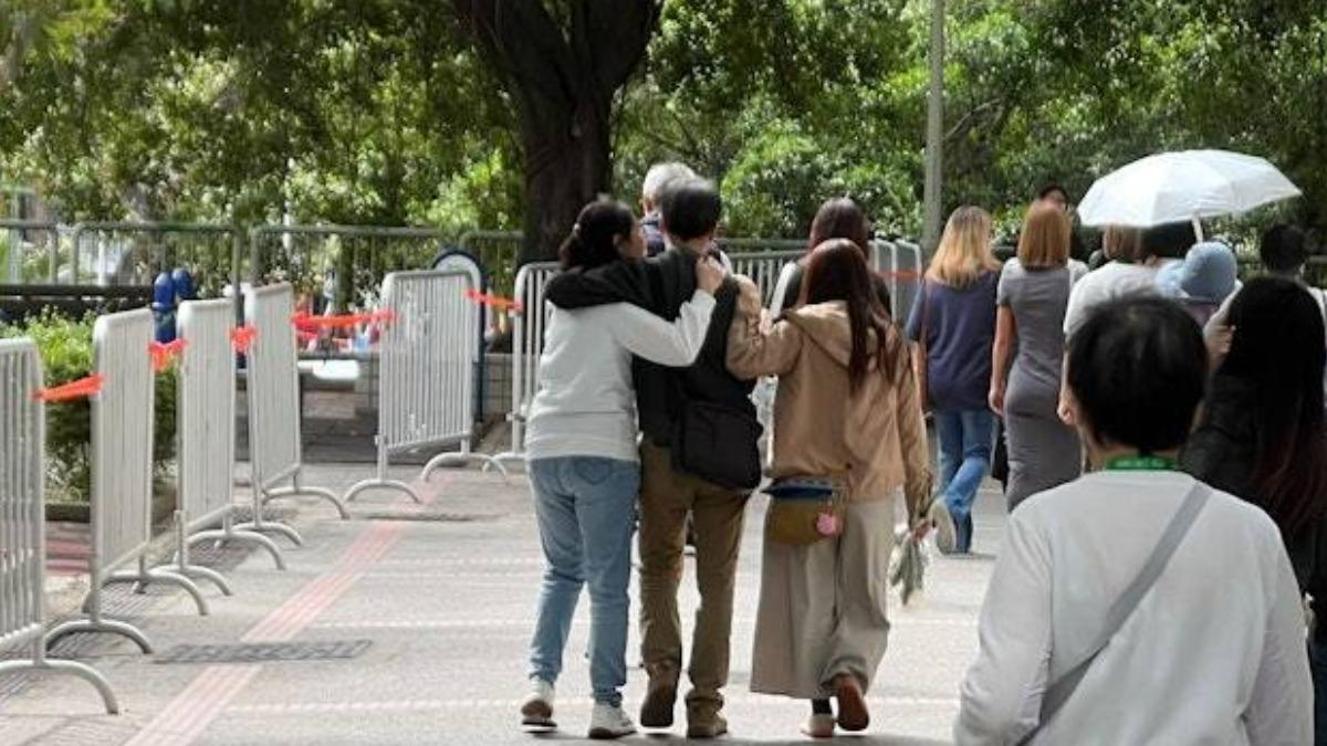 香港大火／最後通話聽見母喊「這次完了」　兒悲認父母相擁遺骸