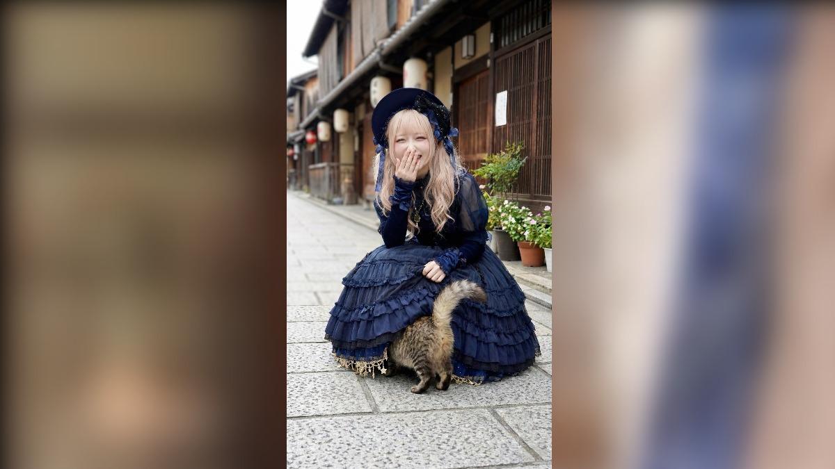 日本「蘿莉」蹲下…貓鑽裙底！狂吸1億人朝聖　真實身分超震撼