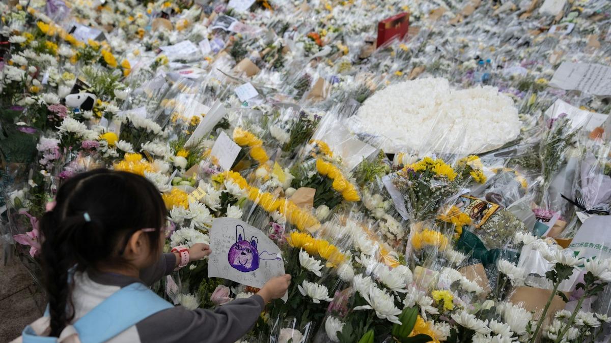 香港大火／白色花海湧進大埔！花店老闆鐵漢柔情賠錢賣