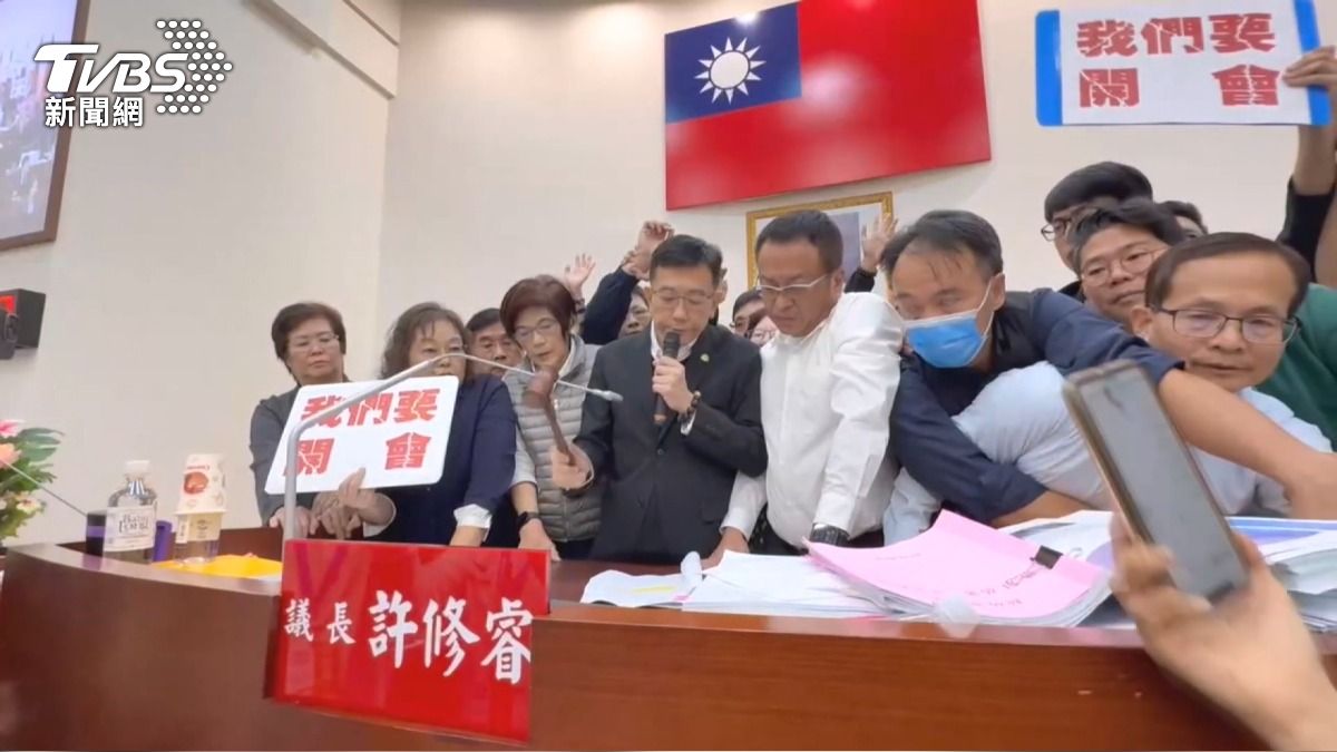 Chaotic clash leads to budget cut in Hsinchu City council