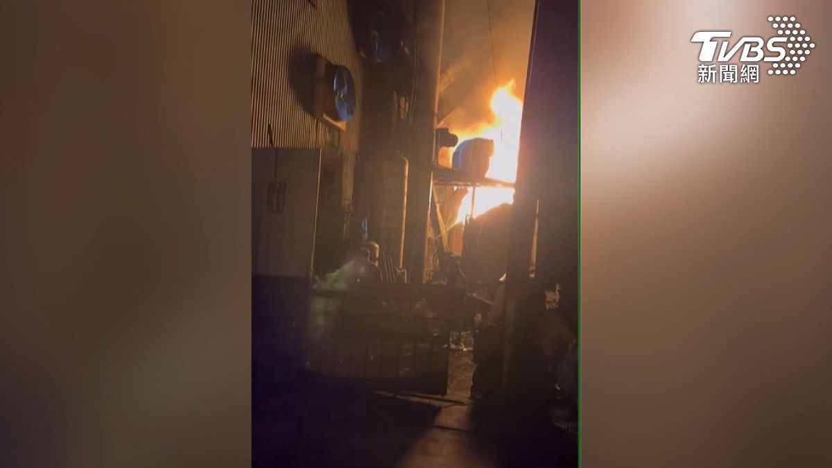 大樹區食品工廠晚間發生火警，工廠內鍋爐突然起火，火勢猛烈直竄三層樓高。（圖／民眾提供）