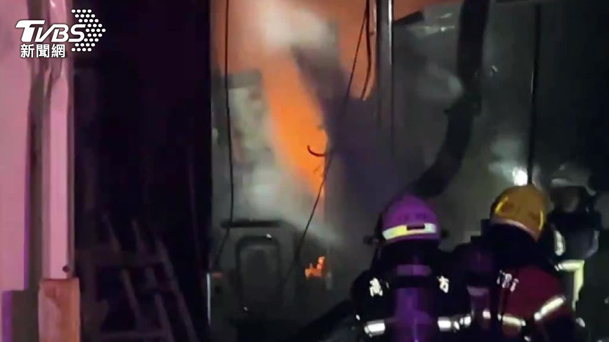 高雄豆腐食品廠火災!烈焰竄三樓高 移工全身被燻黑