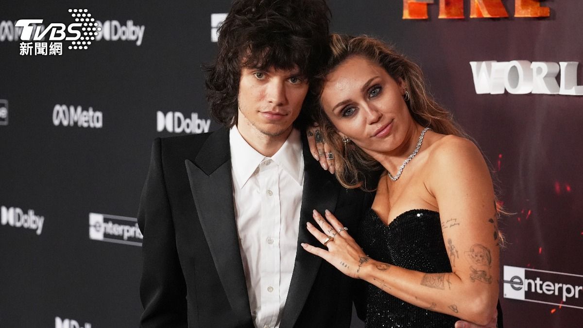 麥莉左手驚見巨大鑽戒！穩交小6歲男友　離婚「雷神弟」5年爆迎第二春