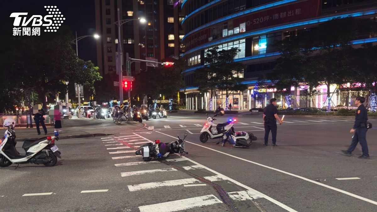 有片／新莊警「趕現場」騎機車闖紅燈　路口擦撞騎士噴飛重摔