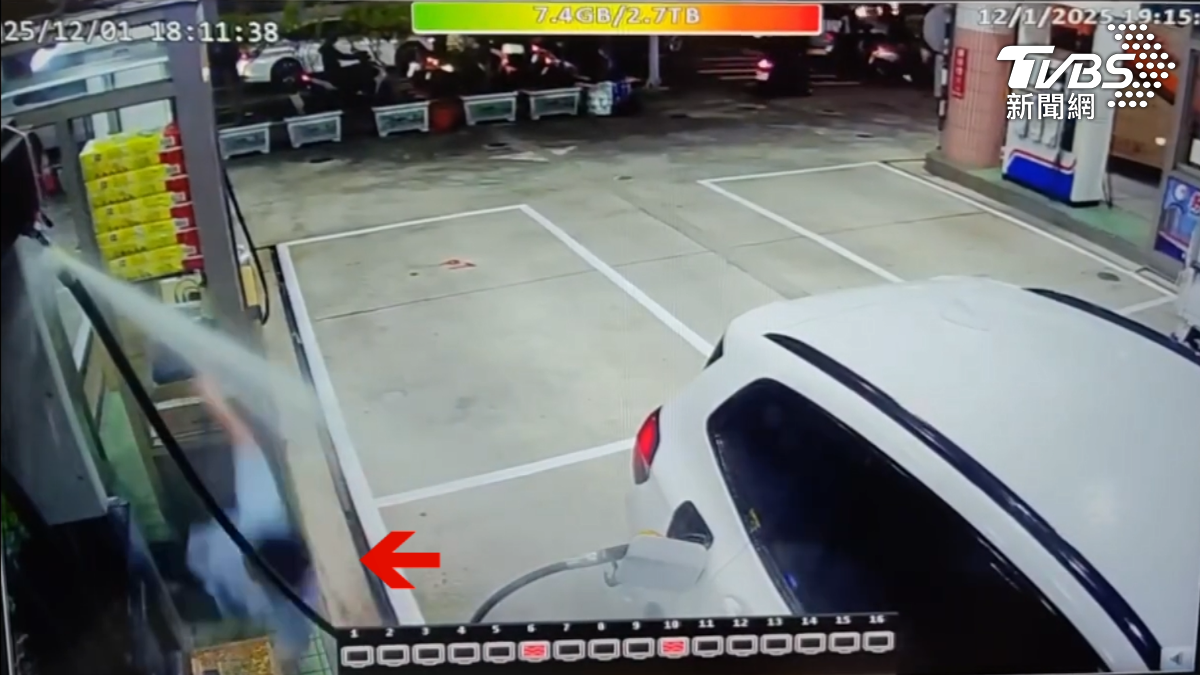 油管突爆裂狂噴!加油員慘摔連滾帶爬 4千元油全噴在地