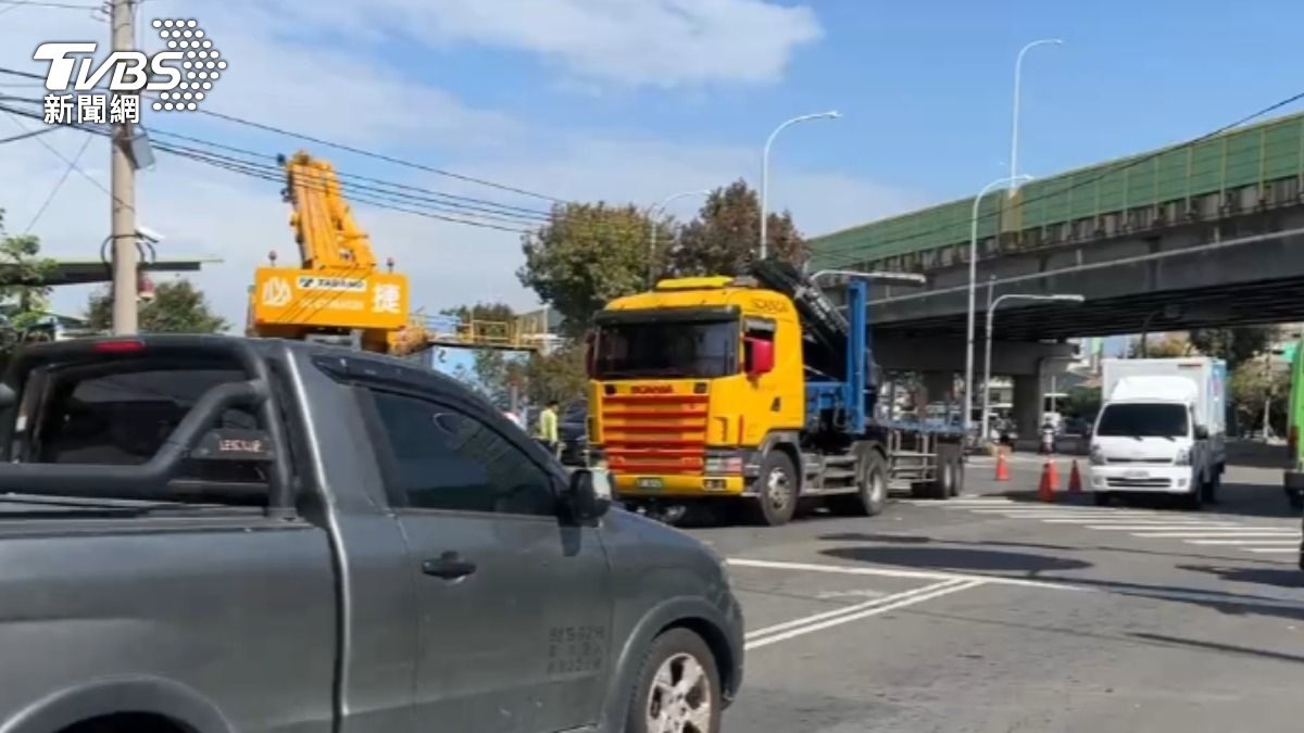 快訊／台中死亡車禍！女騎士遭大貨車狠輾　「頭身分離」慘死