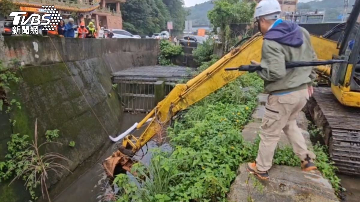 基隆河油污源頭仍未知!碇內溝渠又冒白泡沫 拚2天完成清淤
