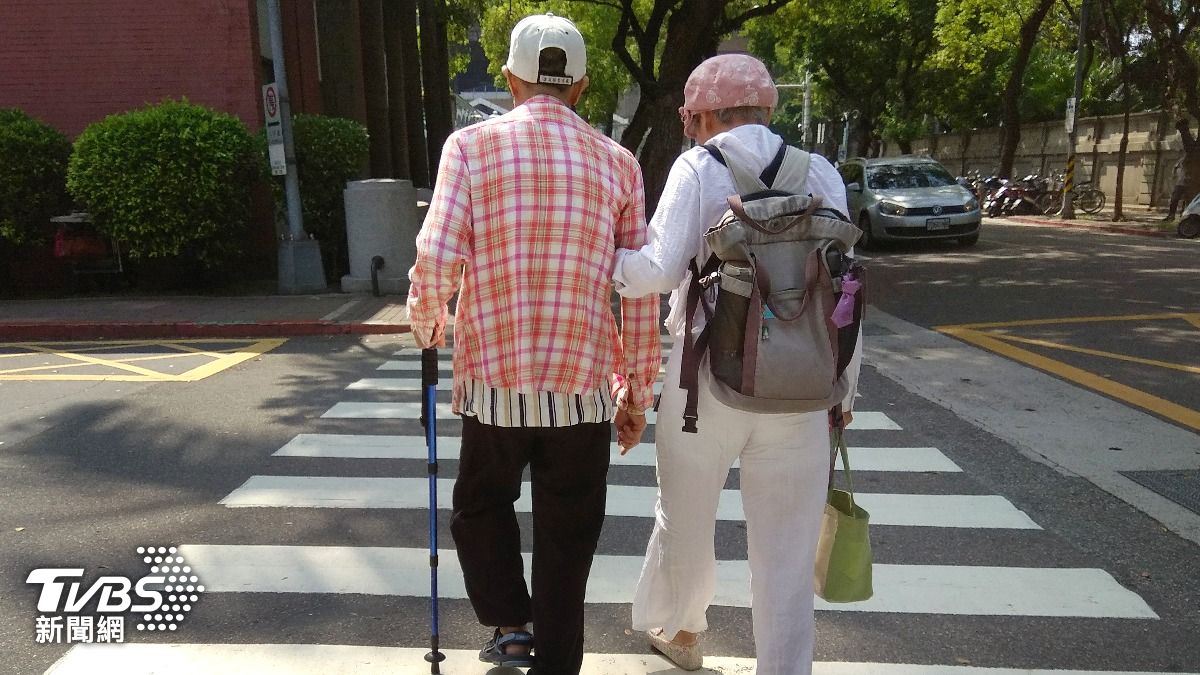 長輩記得領!台北敬老卡加碼「每月600點」 看病泡溫泉都通