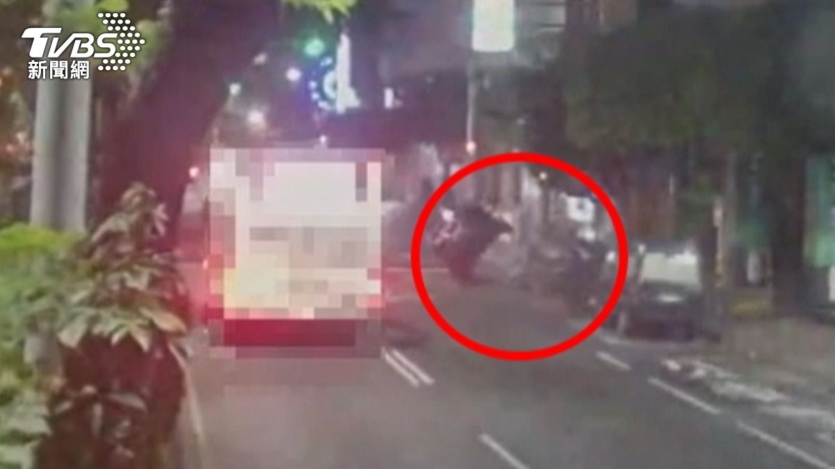 三重妙齡女深夜自撞!波及「10機車」車輪騰空飛起畫面曝光