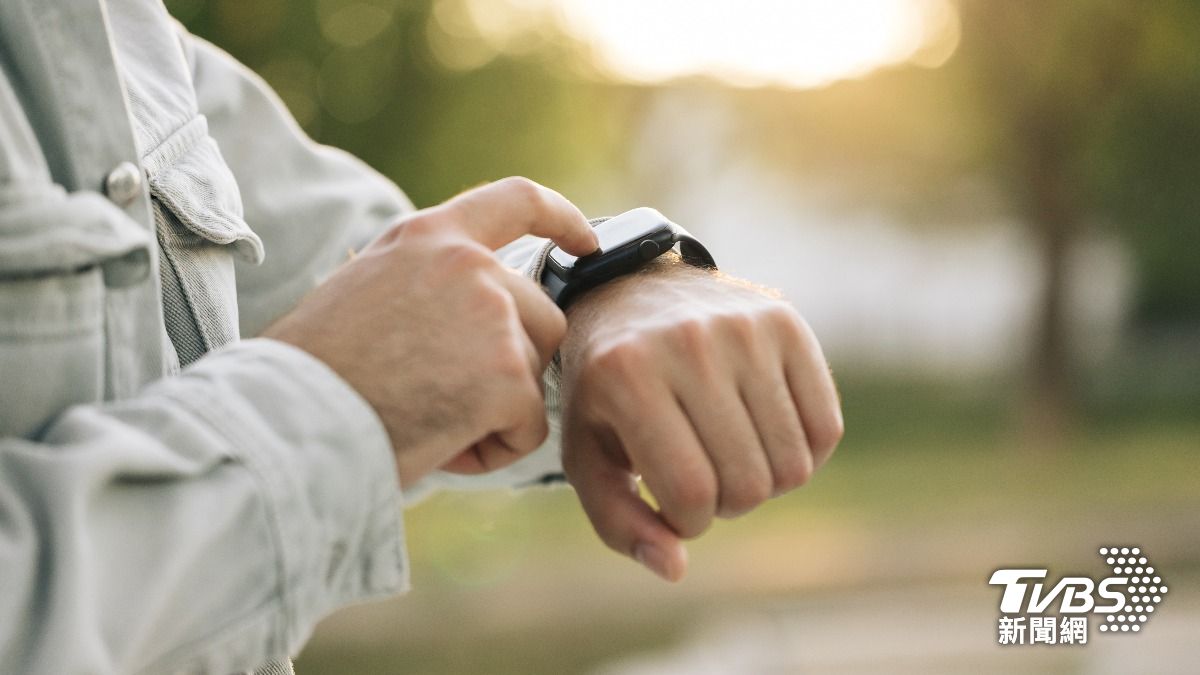 Apple Watch狂掉漆！他用一年找客服「驚獲免費換新」