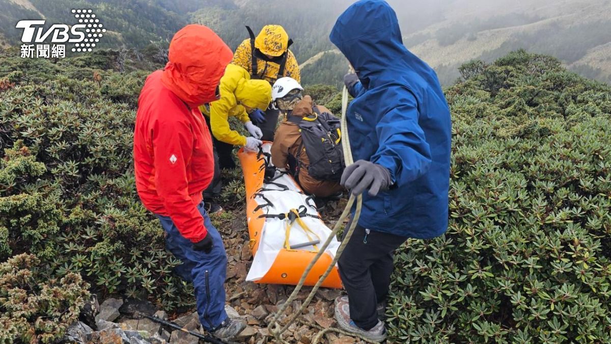 玉山遇難...退休校長遺體吊掛下山！家屬淚謝各界：任務完成